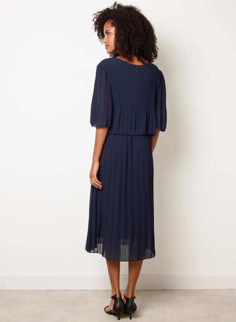 بلو فانيلا Pleated Short Sleeve Dress with Necklace