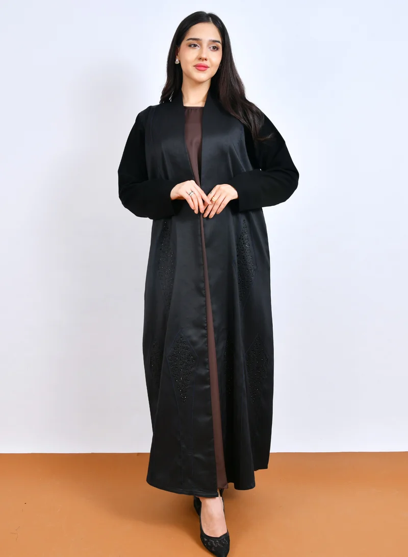 عبايات حوراء عباية سوداء أنيقة بتفاصيل دقيقه يزينها تطريز كحلي هندسي مزين بفصوص