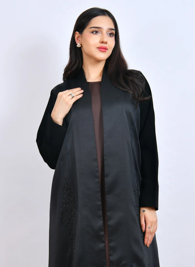 عبايات حوراء عباية سوداء أنيقة بتفاصيل دقيقه يزينها تطريز كحلي هندسي مزين بفصوص