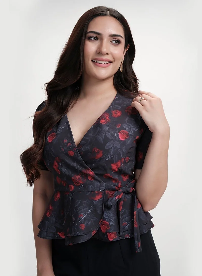 زجزاج بلوزة بيبلوم سوداء مطبوعة بنصف كم وياقة على شكل حرف