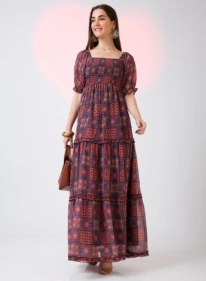 جلو باص فستان طويل بطبقات وياقة مربعة وأكمام منفوخة