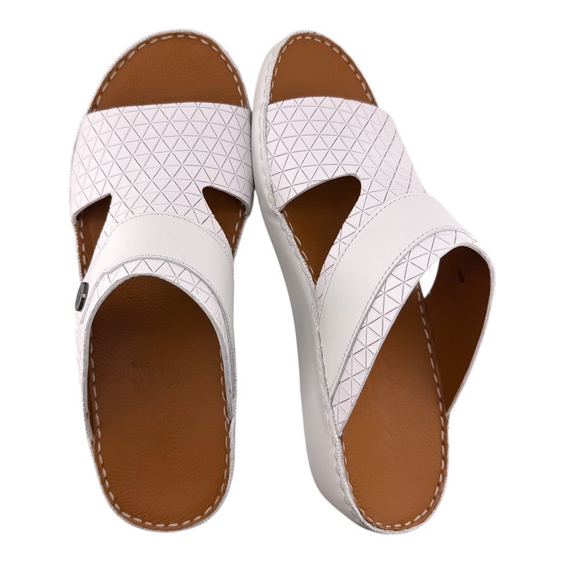 إيت صندل عربي يدوي الصنع للرجال من AET | شبشب رجالي خارجي | شبشب مفتوح من الأمام للاستخدام اليومي | جلد عربي أصلي منقوش مع ابزيم| تصميم عربي جديد | نعل داخلي بني| مريح وخفيف الوزن - Image 2