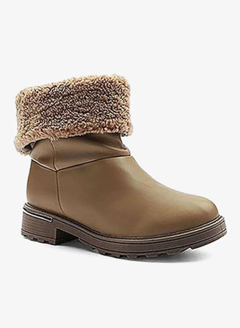 كابلي أحذية بوت كلاسيكية مصممة لأناقة خالدة.