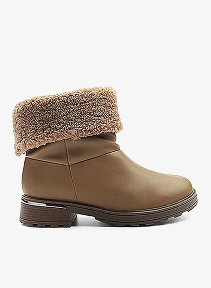 كابلي أحذية بوت كلاسيكية مصممة لأناقة خالدة.