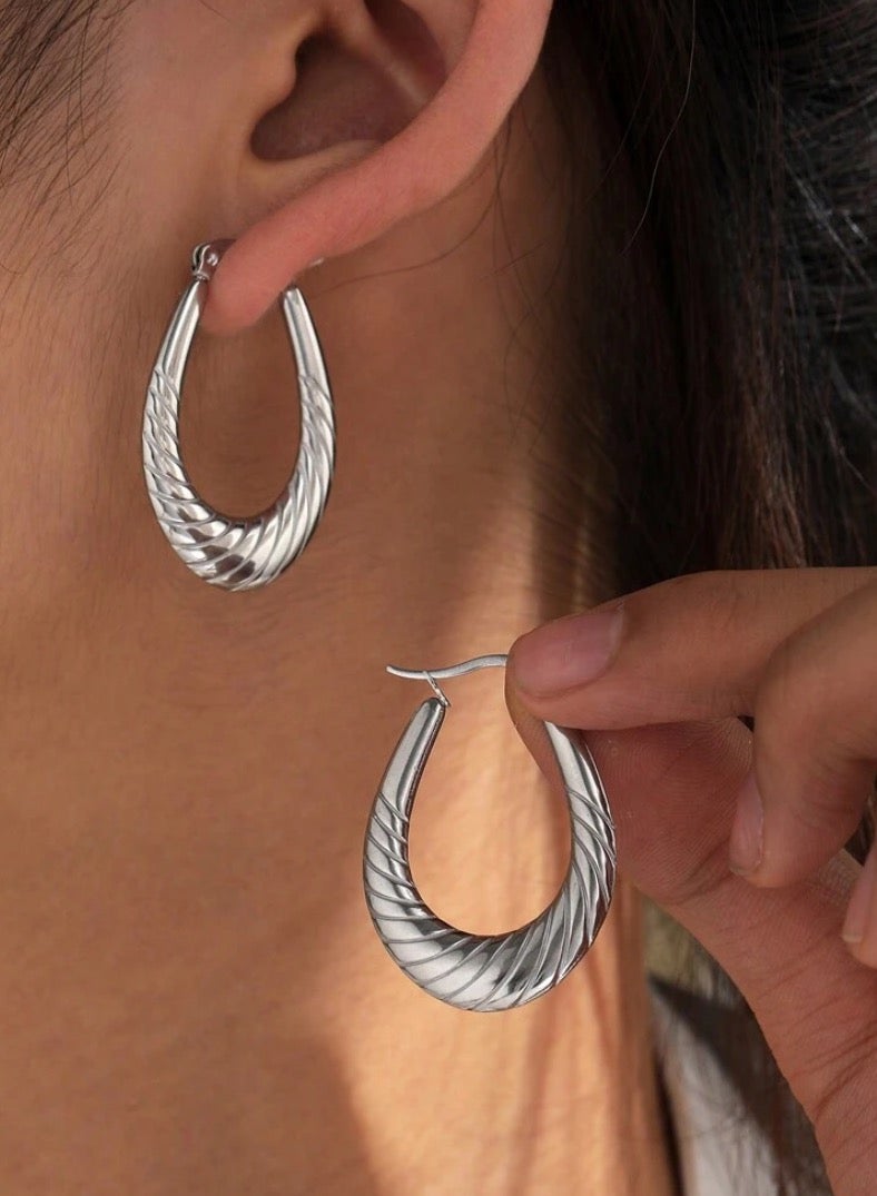 إيكوال حلق اذن نسائي انيق مصنوع من الاستانلس ستيل باللون الفضي - Image 1