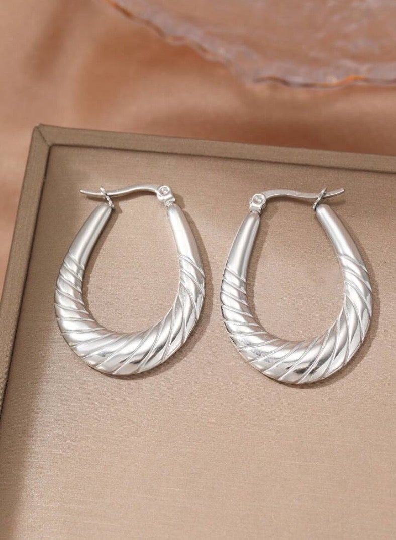 إيكوال حلق اذن نسائي انيق مصنوع من الاستانلس ستيل باللون الفضي - Image 2