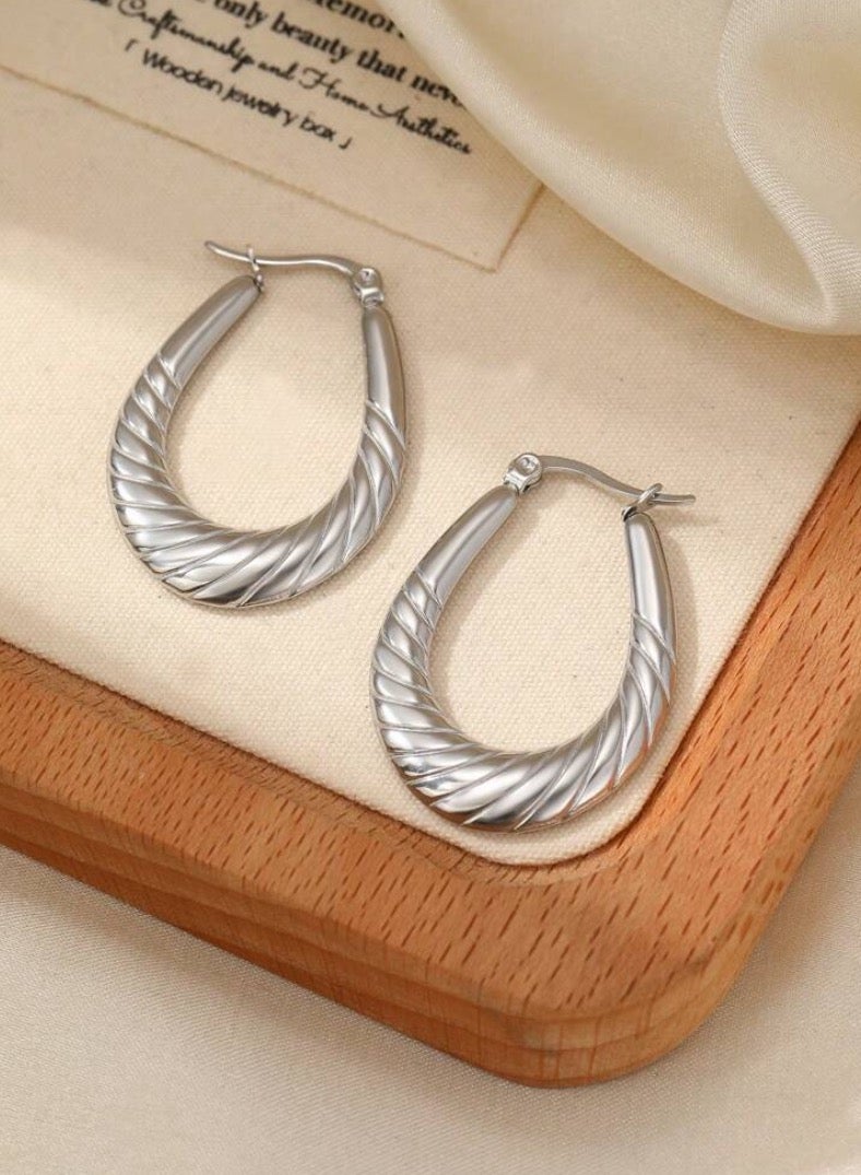 إيكوال حلق اذن نسائي انيق مصنوع من الاستانلس ستيل باللون الفضي - Image 3