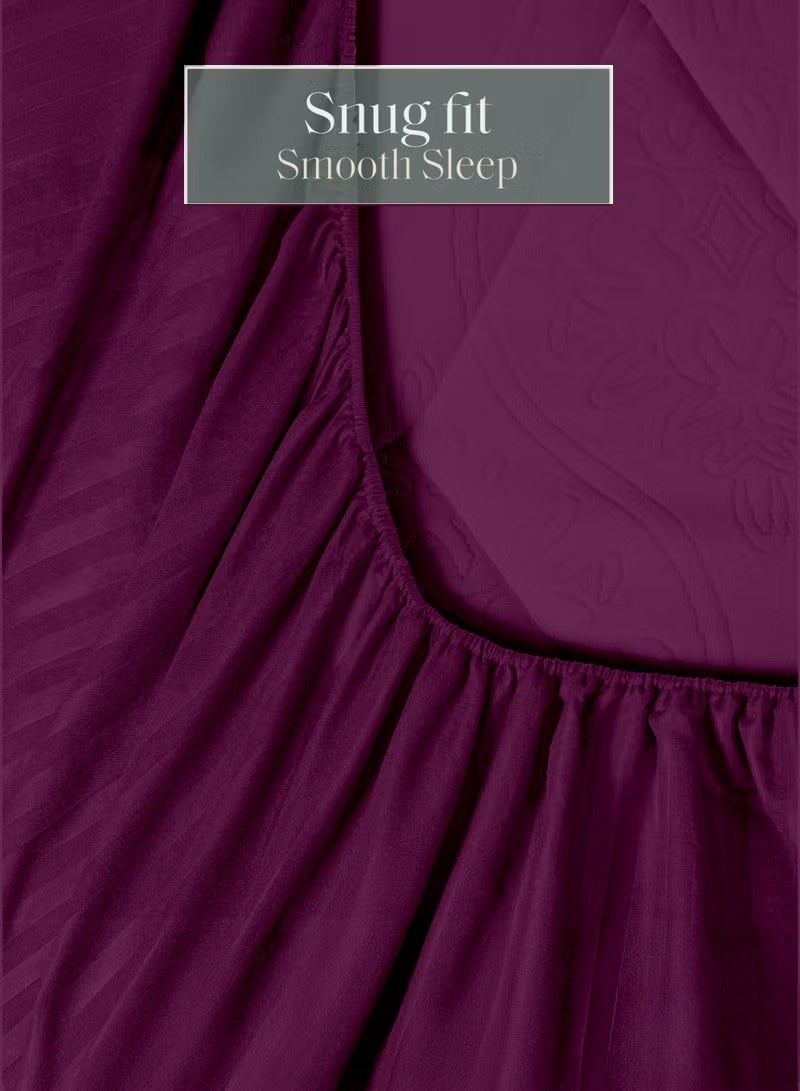 إي وورلد طقم لحاف مخطط فاخر لكل المواسم – طقم 4 قطع باللون بنفسجي | حجم كينغ 220×240 سم | فائق النعومة، مقاوم للتجاعيد ومصنوع في دبي | يشمل غطاء لحاف، ملاءة مطاطية (200×200 سم) و2 كيس وسادة (50×70 سم) - Image 4