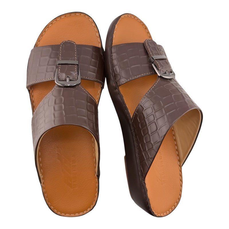 إيت صندل عربي يدوي الصنع للرجال من AET | شبشب رجالي خارجي | شبشب مفتوح من الأمام للاستخدام اليومي | جلد تمساح عربي أصلي مع ابزيم| تصميم عربي جديد | نعل داخلي بني| مريح وخفيف الوزن - Image 2