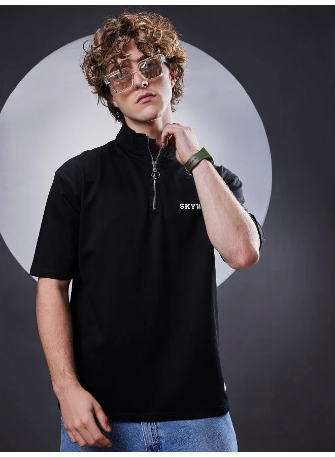 مانياك تيشيرت قطن أسود برقبة عالية وأكمام نصفية بطبعة للرجال من مانياك