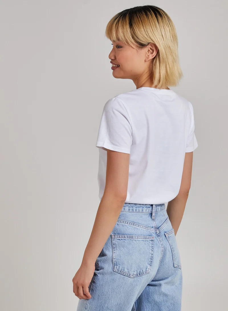 بينك فانيلا تيشيرت بتفاصيل فراشة