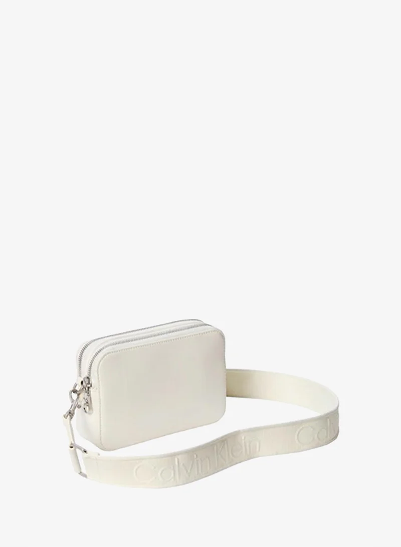 كالفن كلاين حقيبة كاميرا بحزام مزدوج من النسيج