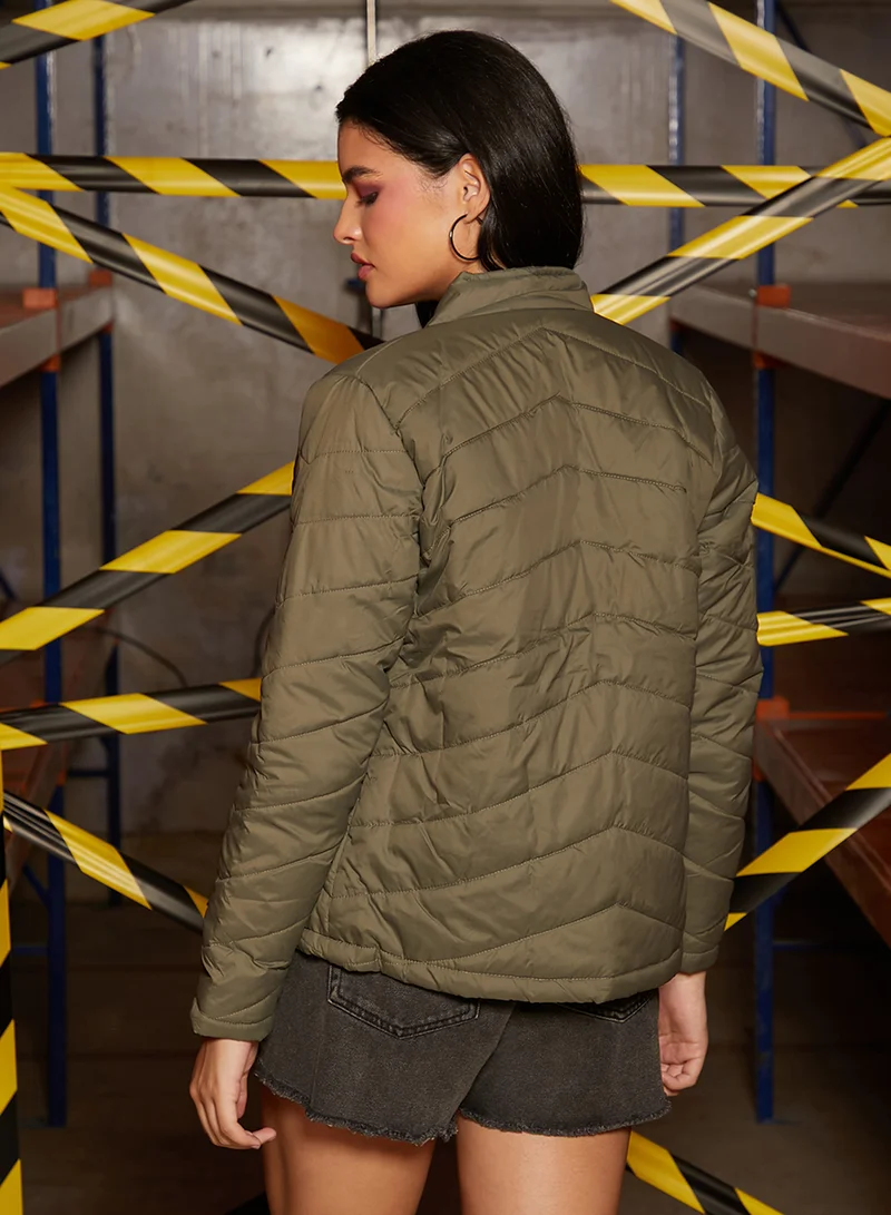 Campus Sutra Women's Olive Green Quilted Puffer Jacket With Zip Closure | كم طويل | سادة | كاجوال | رقبة مرتفعة | جاكيت