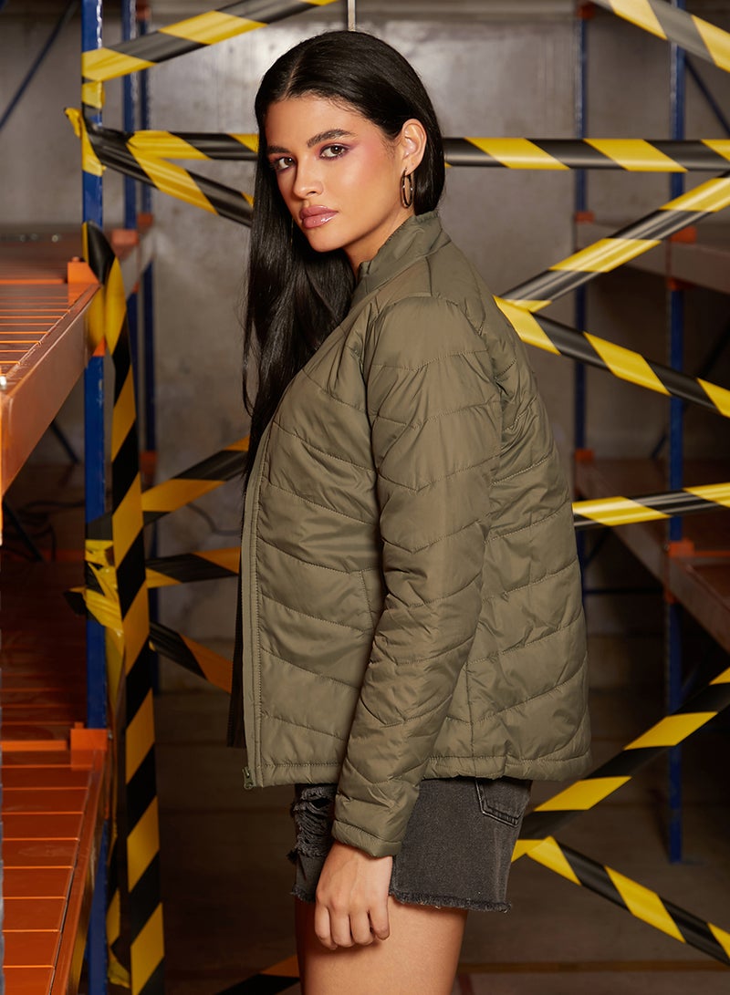 كامبوس سوترا جاكيت نسائي مبطن بزخرفة متعرجة بلون الزيتون - Image 3