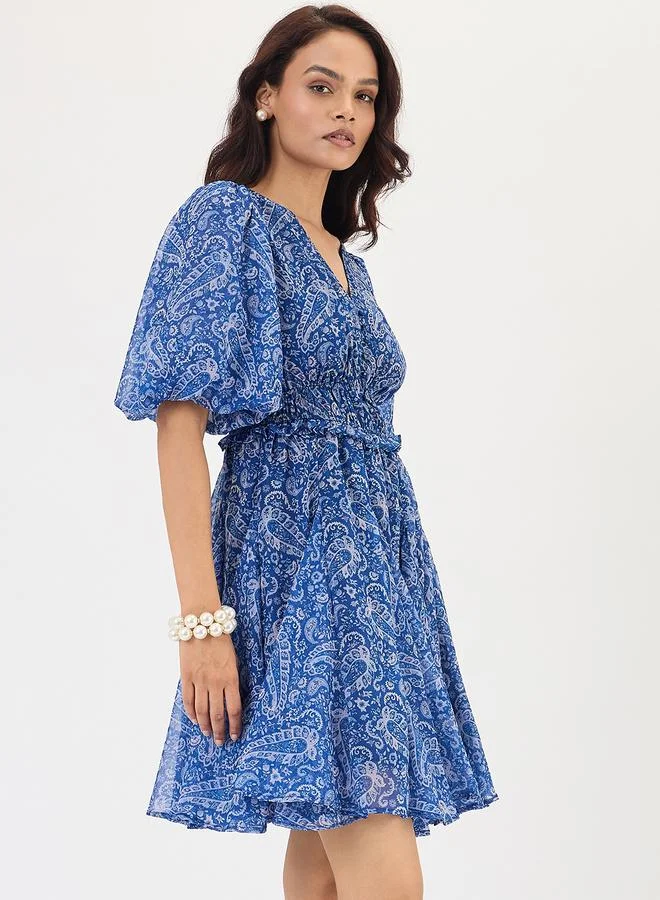 فيميلا فستان قصير بأكمام منتفخة بطبعة زهور شرقية