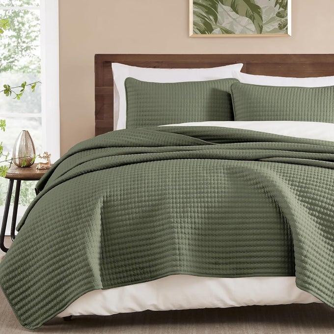 KING SIZE QUILT3 PIECES LIGHTWEIGHT BEDSPREADS OLIVE GREEN KING QUILT BEDDING SET FOR ALL SEASONS SOFT SUMMER COVERLET WITH 2 PILLOW SHAMS SUITABLE FOR BED COUCH QUILT BLANKET