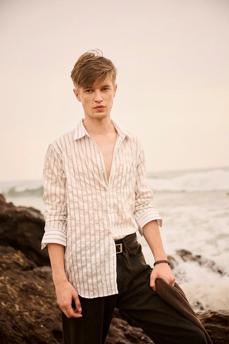 سنيتش قميص أوف وايت مخطط بقصة ضيقة من قماش فاخر قابل للتمدد