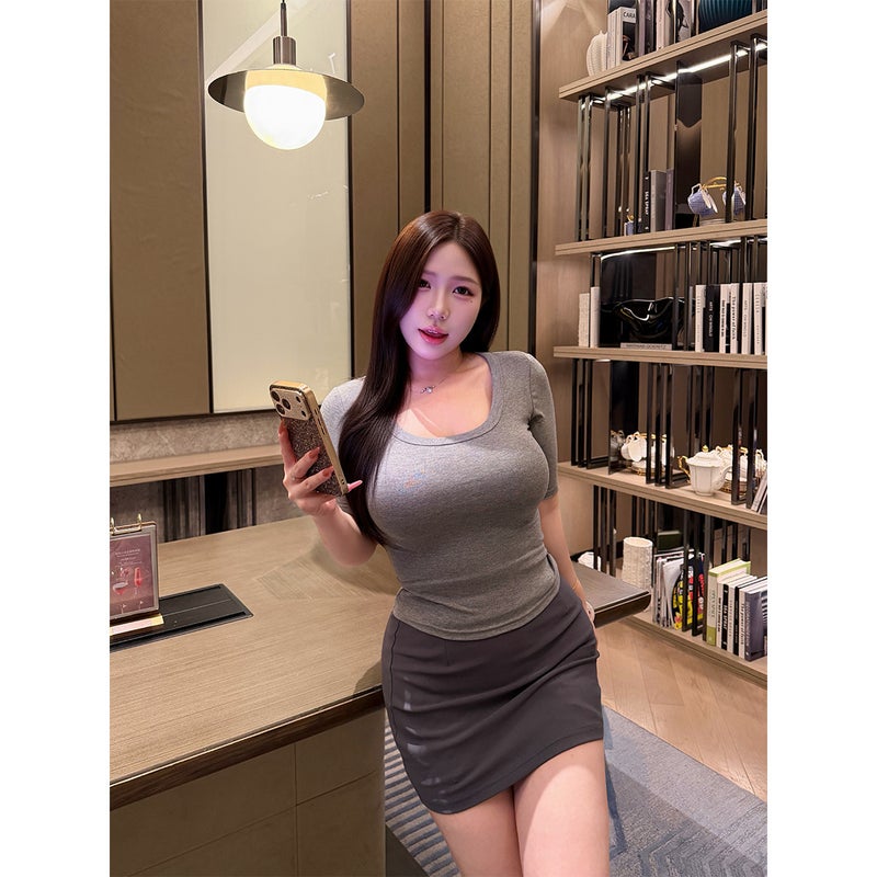 تيشيرت نسائي بأكمام قصيرة بياقة دائرية عالي المرونة بمقاس كبير - Image 4
