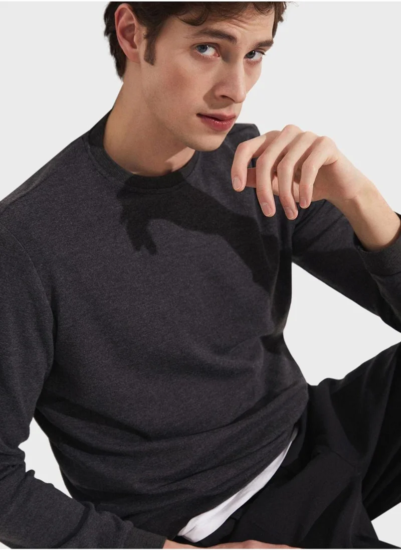 JUNE Essetial Crew Neck Sweatshirt