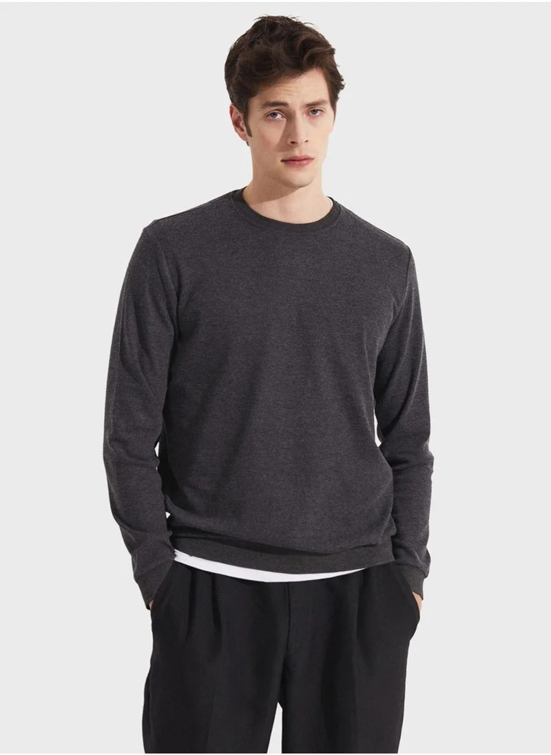 JUNE Essetial Crew Neck Sweatshirt