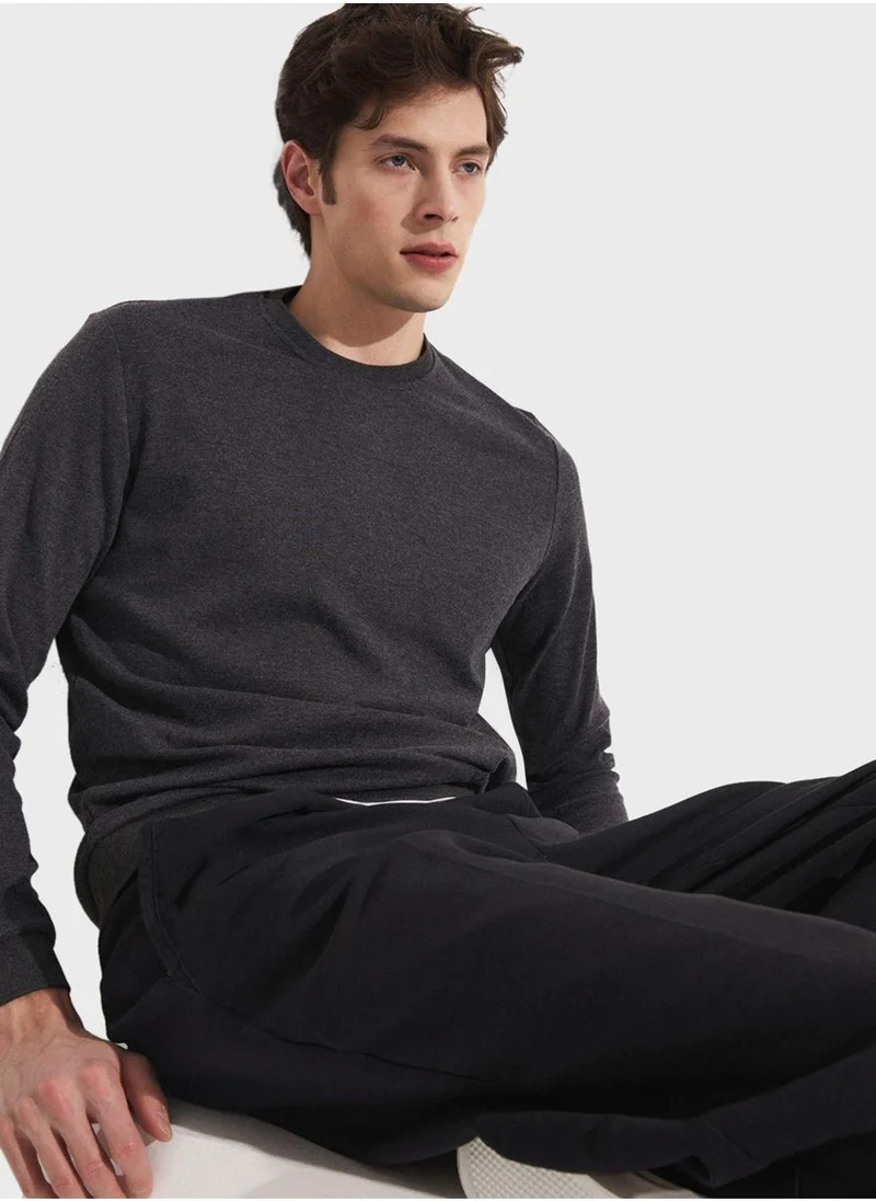 JUNE Essetial Crew Neck Sweatshirt