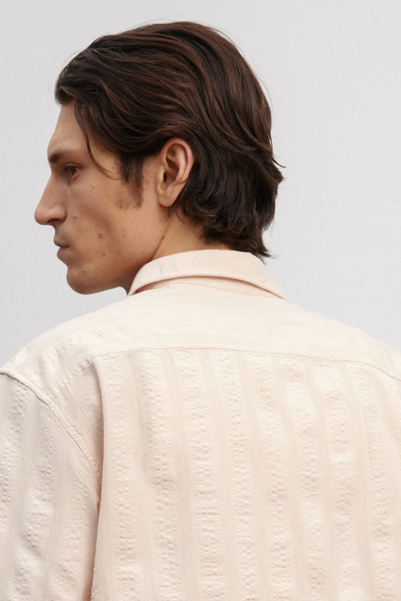 اتش اند ام قميص قصير الأكمام بنقشة بارزة ومقاس عادي