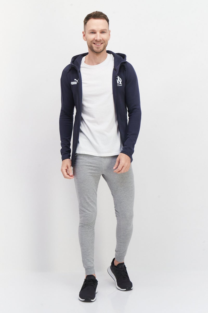 PUMA جاكيت تدريب رياضي للرجال بشعار العلامة التجارية، لون أزرق غامق مترب - Image 2