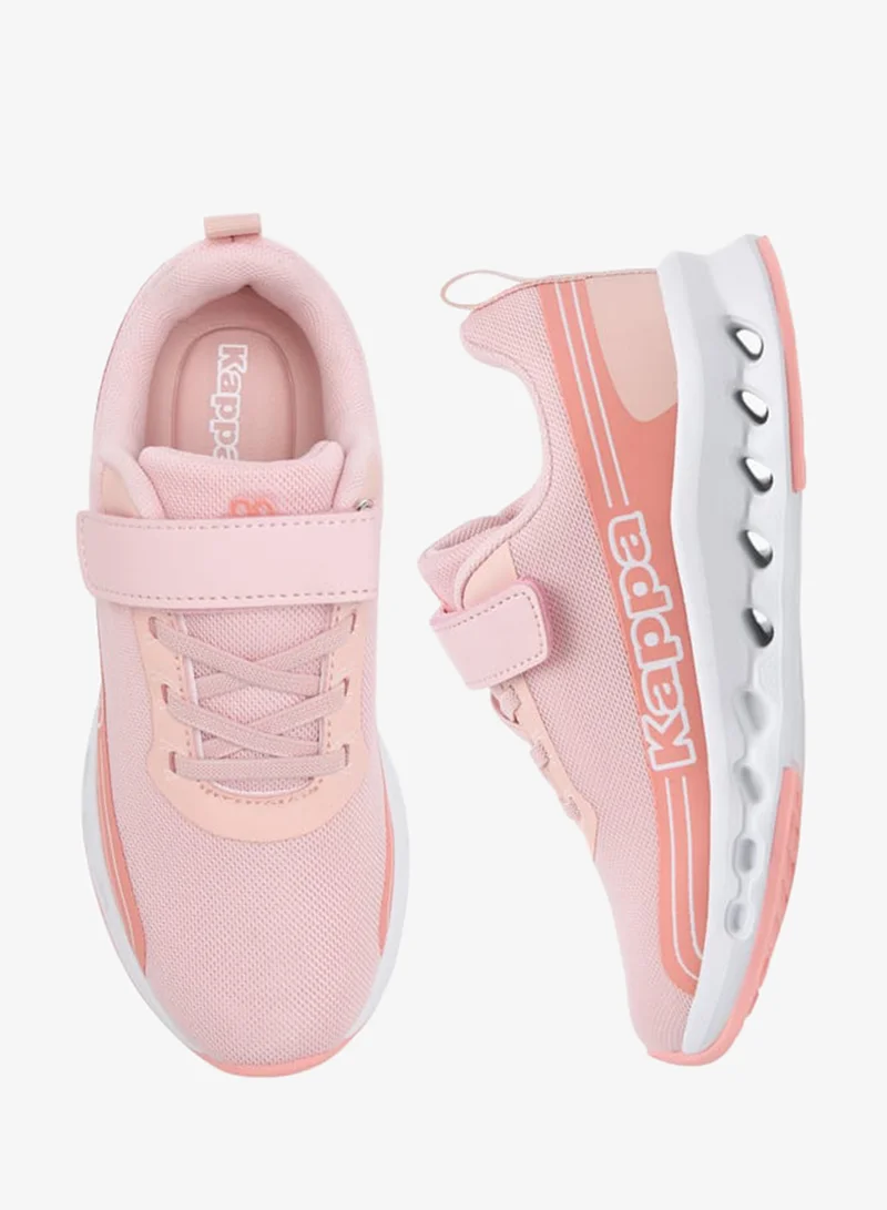 كابا حذاء رياضي للبنات بتفاصيل شعار وإغلاق بشريط لاصق