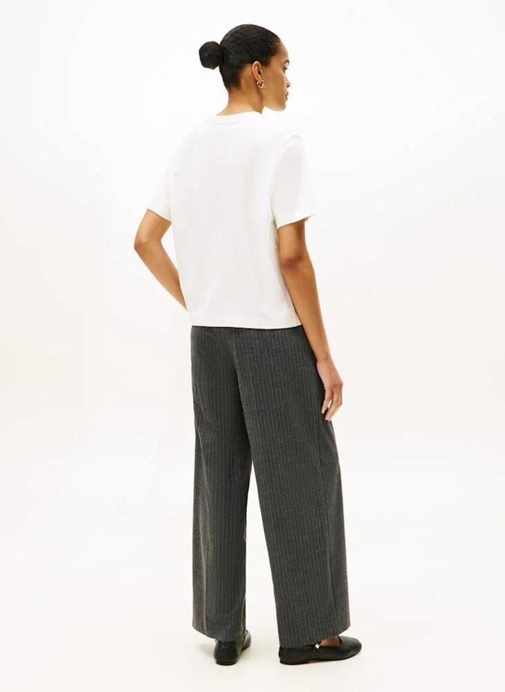 تومي هيلفيغر تيشيرت بياقة دائرية مزين بشعار العلامة التجارية