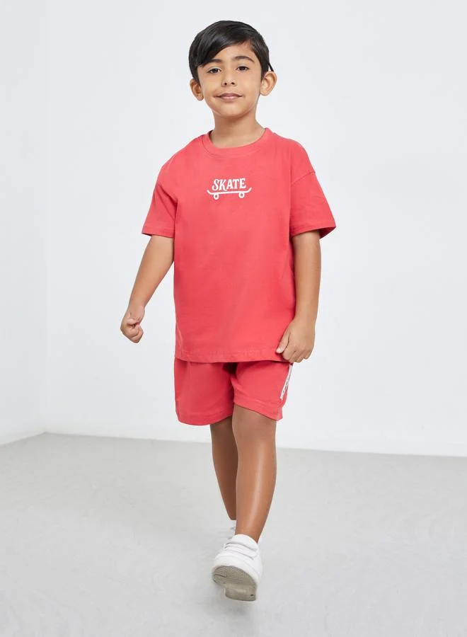 Styli Styli Boys Red Skateboard Graphic T-Shirt and Shorts Set