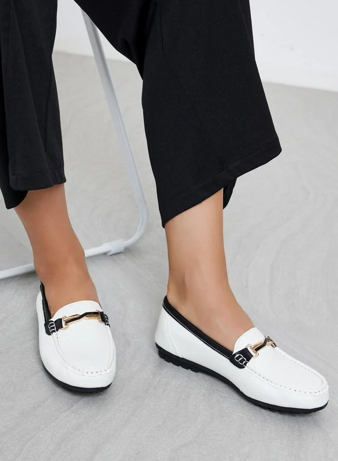 ستايلي حذاء لوفر بتفاصيل معدنية