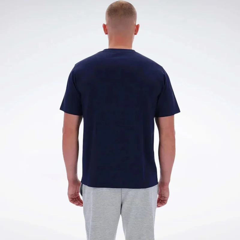 ريبوك The Adrian Short Sleeve Crewneck Tee by Reebok is a great combination of style and comfort for your everyday wardrobe. Made from soft and breathable cotton jersey, it provides comfort throughout the day. The classic round neck and loose fit create a universal silhouette suitable for any body type. The t-shirt has a minimalist design, but small details, such as the Reebok logo on the chest, give it a signature style. This t-shirt is perfect for both sports and leisure, easily combined with jeans, sweatpants or shorts. In it, you will always look relevant and stylish.