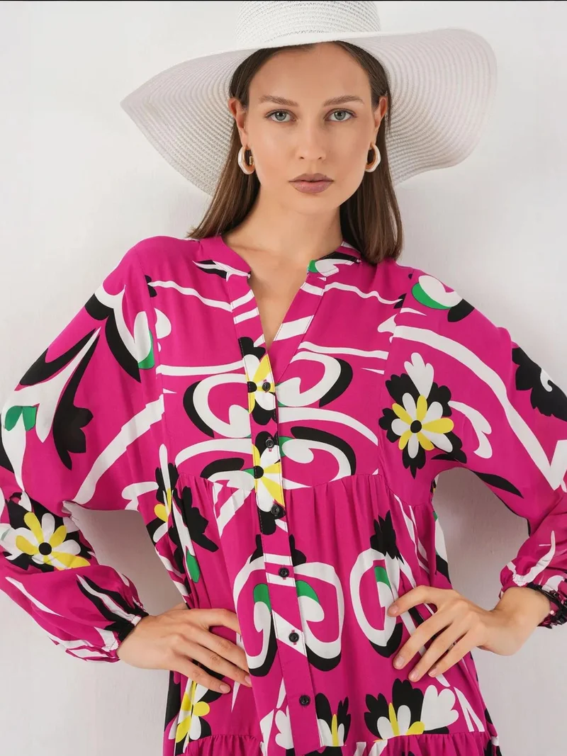 بيغ دارت فستان ماكسي بطبعة بي دآرت بياقة على شكل حرف  وإغلاق بأزرار