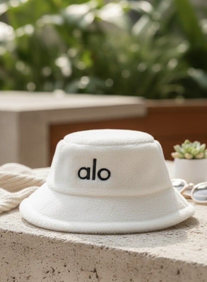 ألو قبعة بوكت شتوية فرو فاخرة بشعار Alo – خامة ناعمة ودافئة، تصميم عصري أنيق للجنسين، مثالية للشتاء والخروجات اليومية مع ستايل كاجوال مميز(ابيض) - Image 1