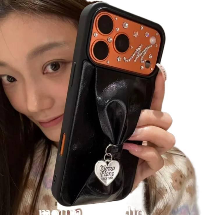 غطاء واقي بملمس باللون أحمر مضاد للانزلاق جلد لـ iPhone 13 مع حماية من السقوط وتصميم فيونكة مع مقاوم للصدمات مع قبضة مضادة للانزلاق مع مقاوم للخدش خفيف الحمل للاستخدام الداخلي - Image 4