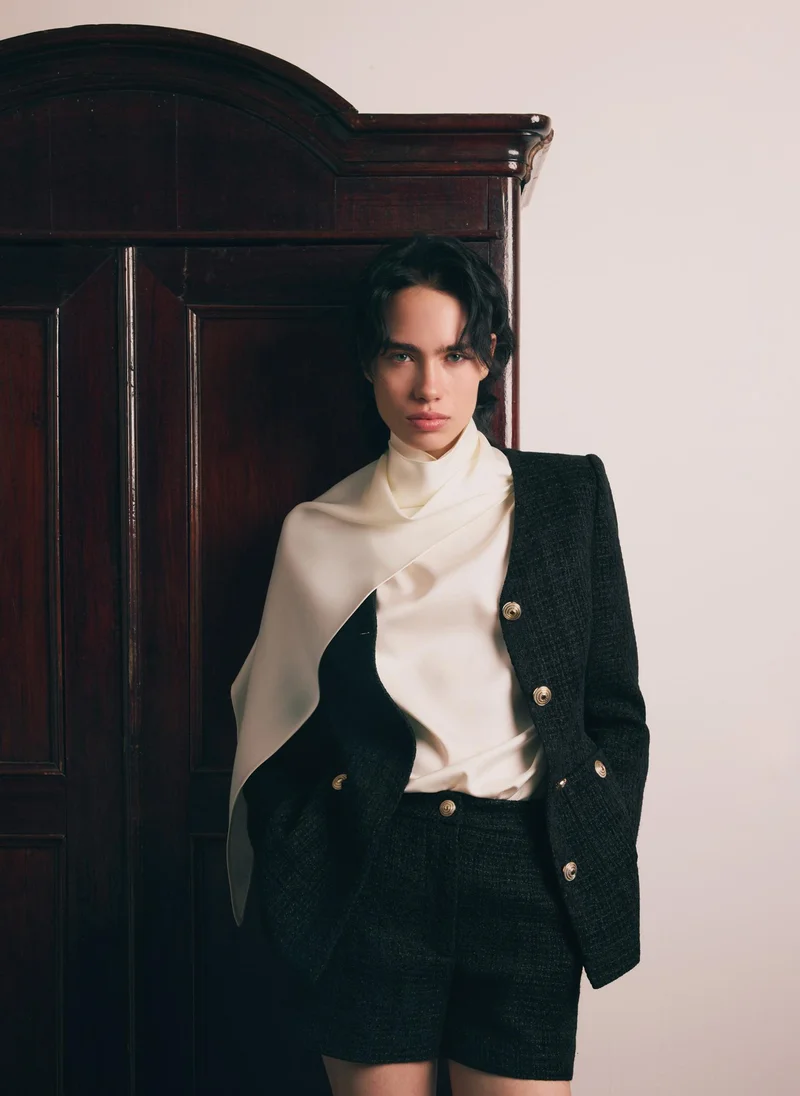 ليتشي شورت تويد صغير بتركيبات ذهبية