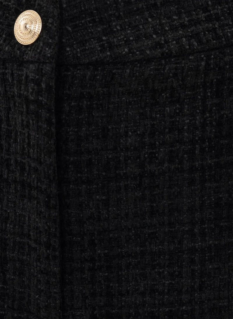 ليتشي شورت تويد صغير بتركيبات ذهبية