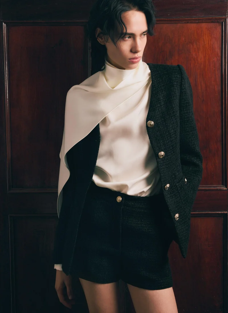 ليتشي شورت تويد صغير بتركيبات ذهبية