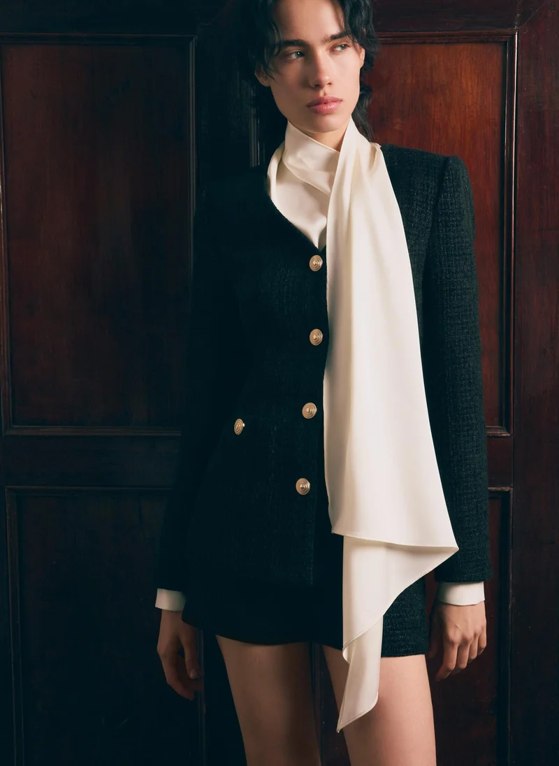 ليتشي شورت تويد صغير بتركيبات ذهبية