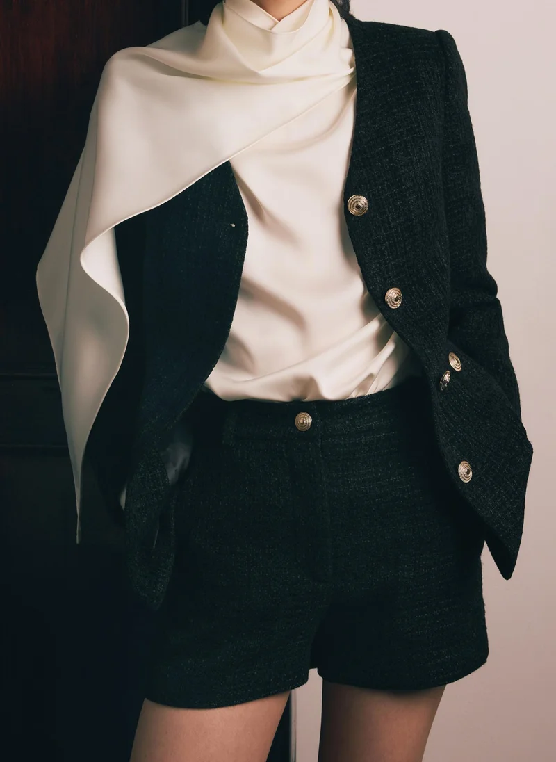 ليتشي شورت تويد صغير بتركيبات ذهبية