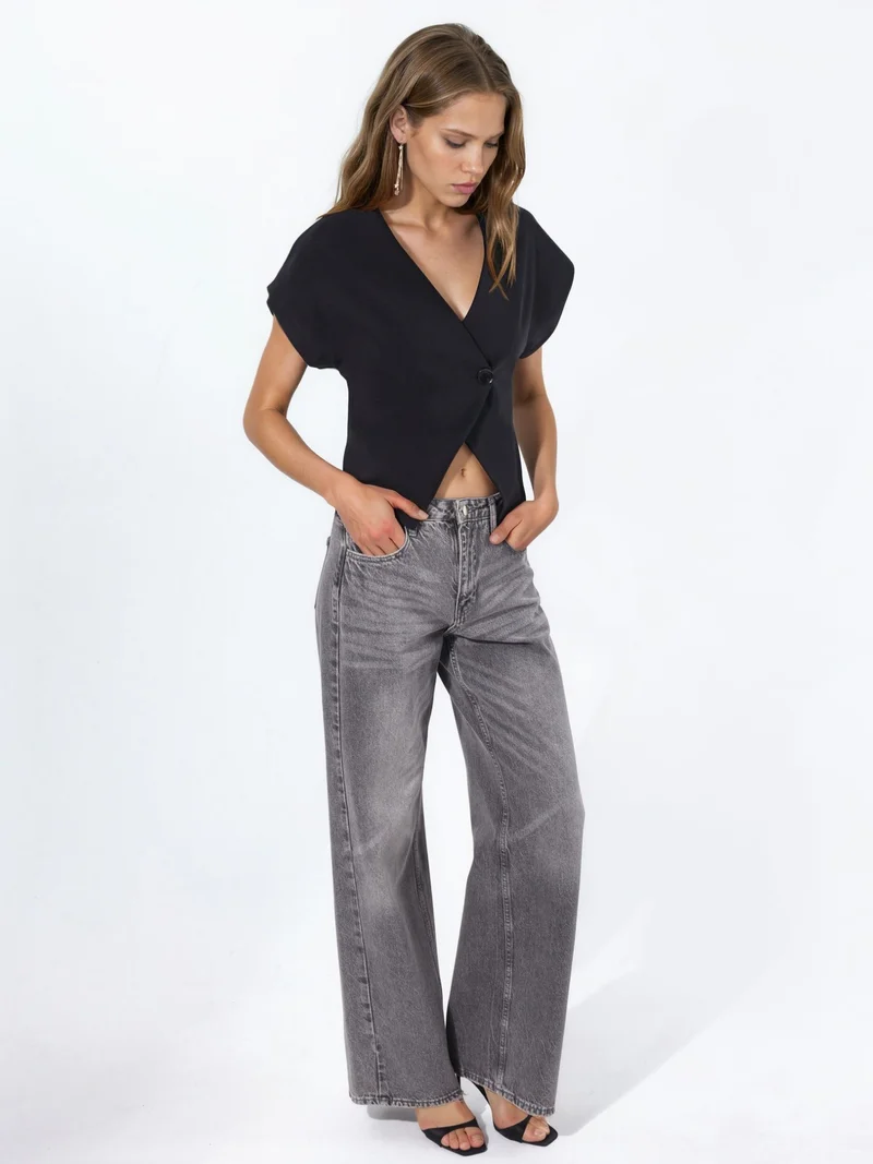 هيكاب Solid V-Neck Short Sleeve Blouse with Button Closure