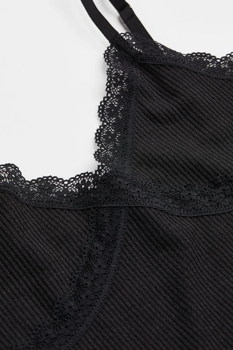 اتش اند ام بلوزة مرنة بأطراف دانتيل