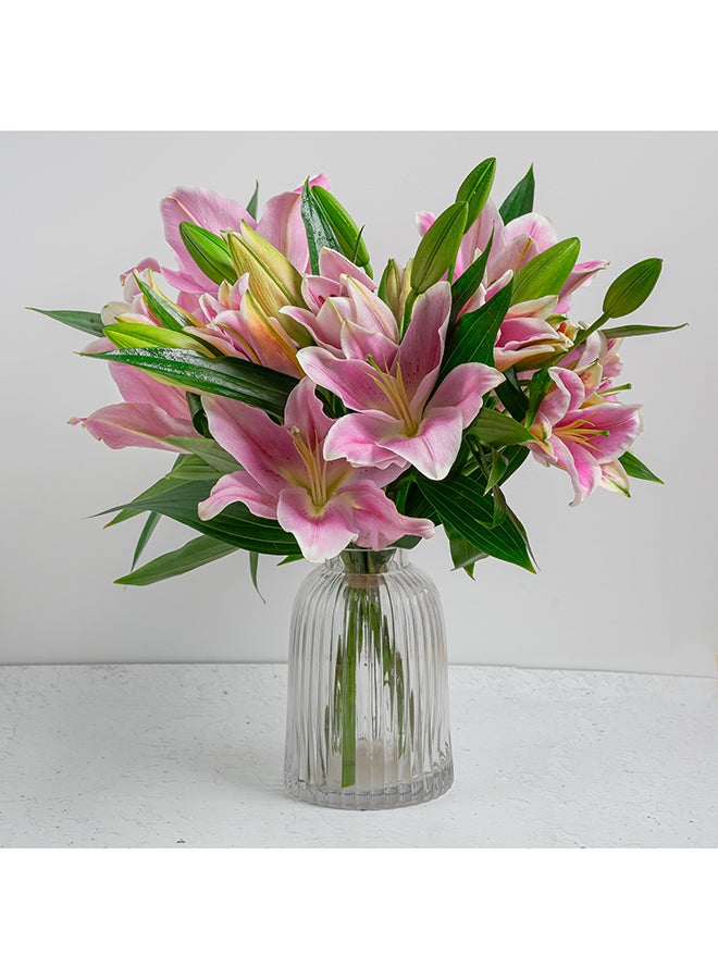 باقة ورد لي لي وردي في فازة أنيقة