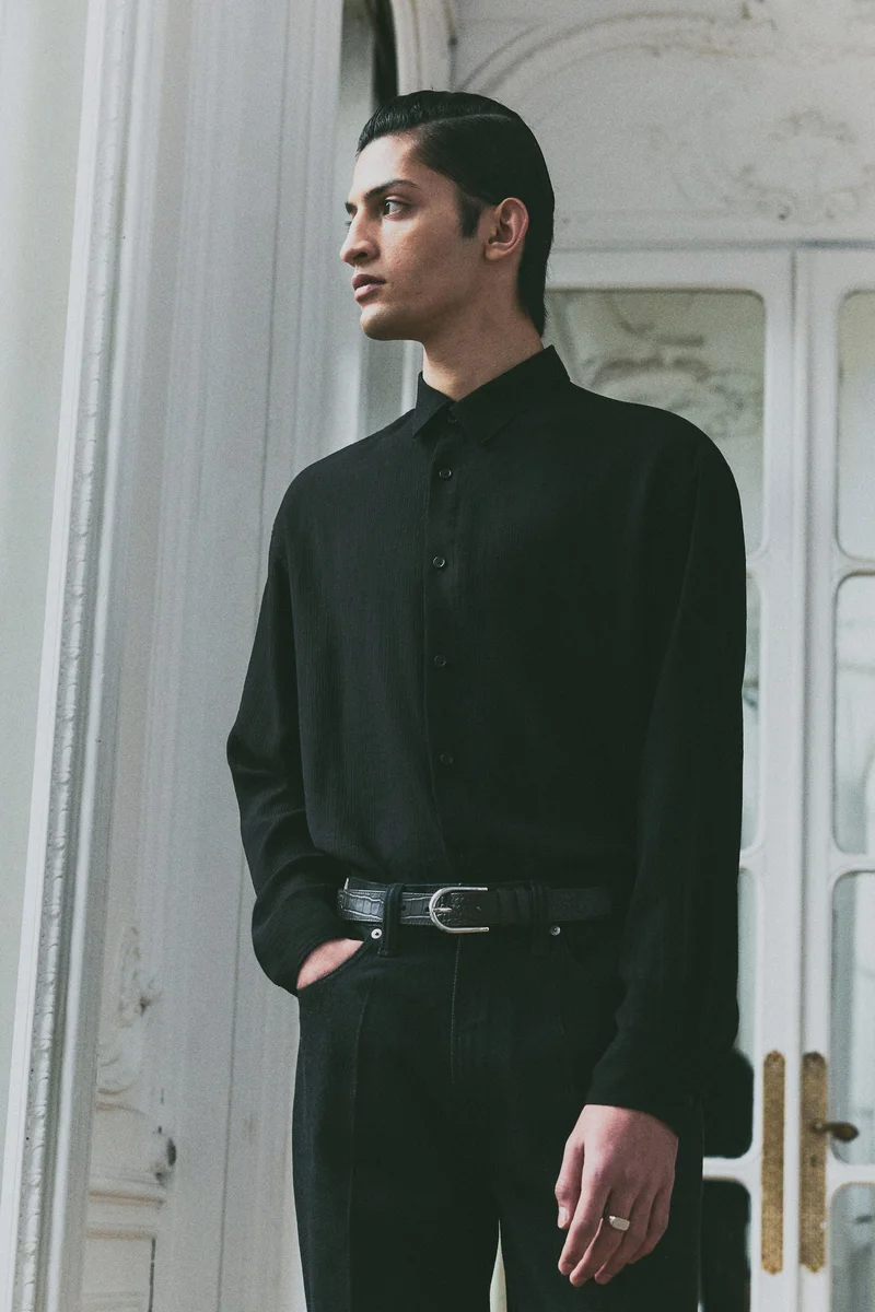 اتش اند ام قميص من نسيج مجعد بقصة عادية