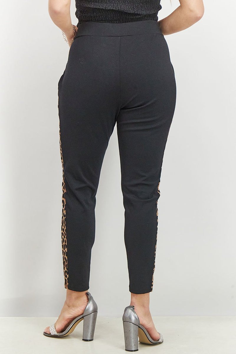 Michael Kors بنطال ضيق بنقشة الفهد للنساء، مجموعة باللون الأسود - Image 4