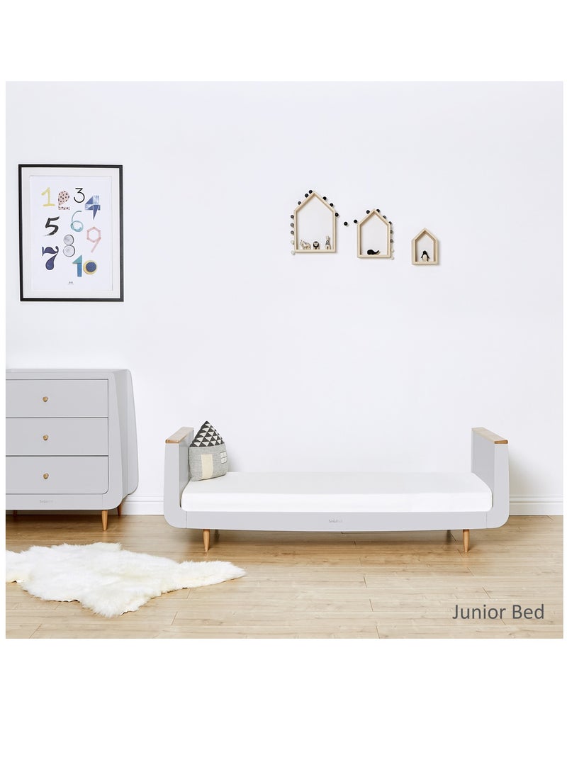 Snuz - سرير المهد القابل للتحويل Snuzkot Skandi - رمادي ضبابي وطبيعي 120 × 81 × 25.5 سم مناسب من 0 إلى 10 سنوات مع مجموعة ملحقات - Image 1