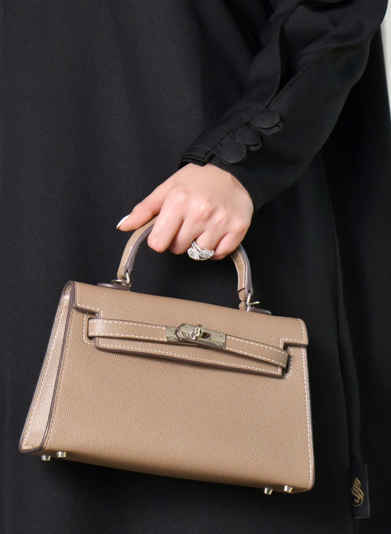 HAWRAA ABAYA Black abaya with a zipper closure and a high collar with narrow sleeves decorated with buttons