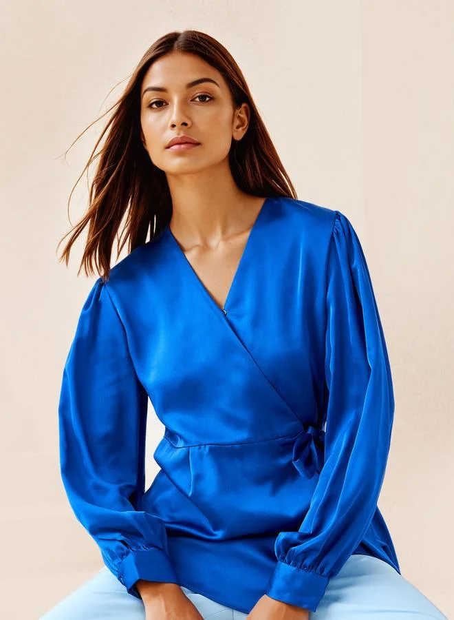 ايكونيك توب لف بياقة على شكل حرف  بقصة مريحة أيقونية