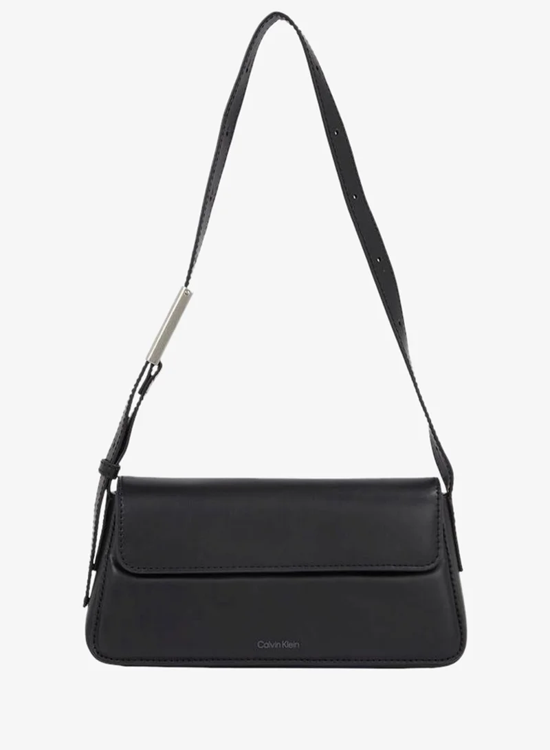 كالفن كلاين جينز حقيبة كتف صغيرة بحزام