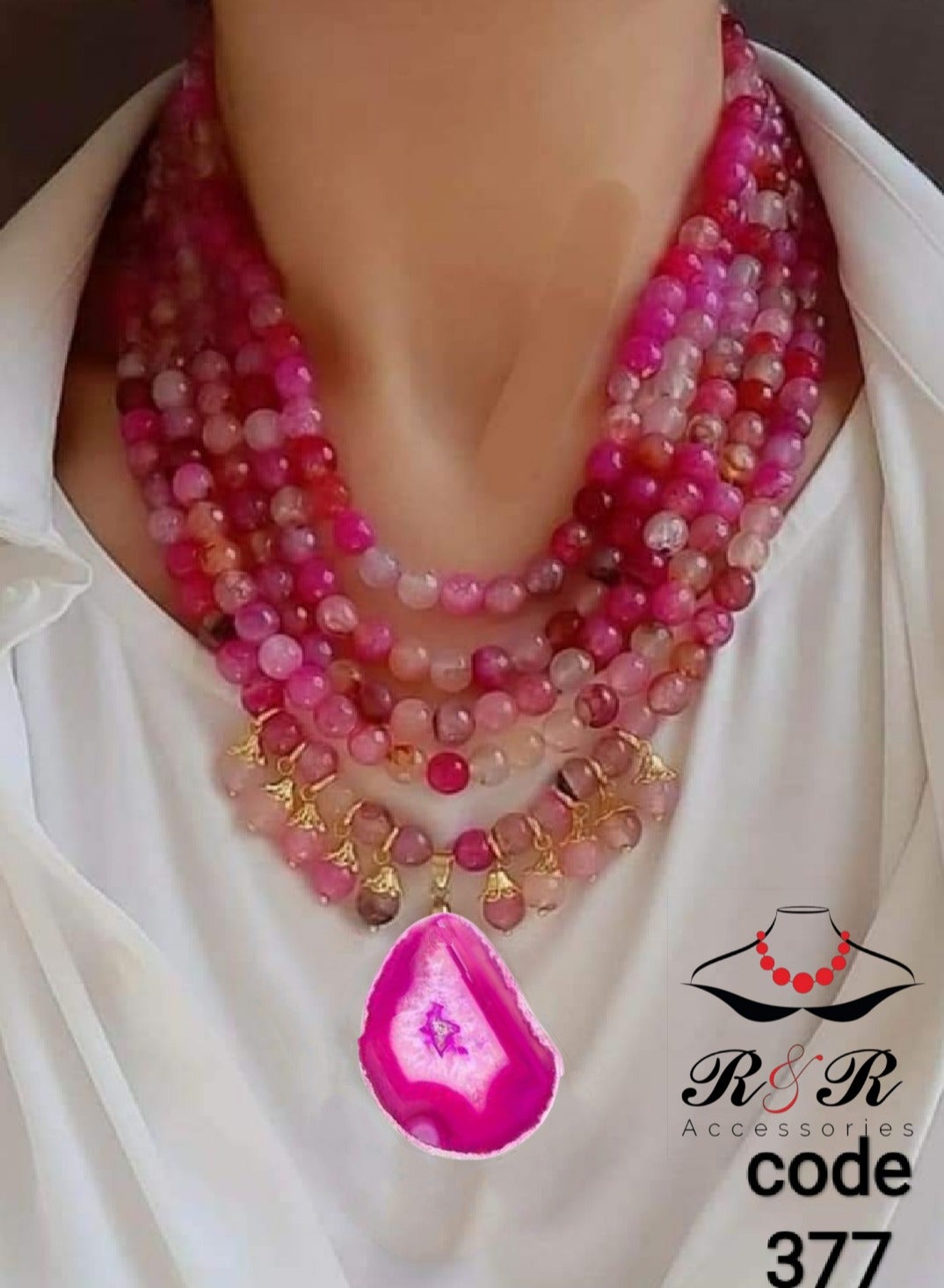 Multi-role women's necklace of natural agate in max degrees